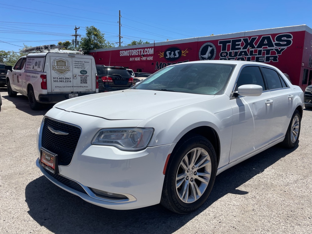 2018 Chrysler 300 Touring L's photo